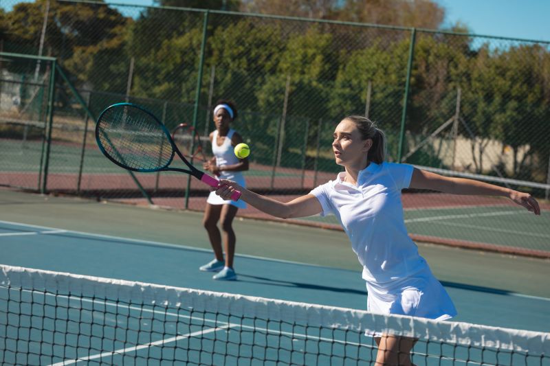 Joueuse de tennis qui font du sport ensemble